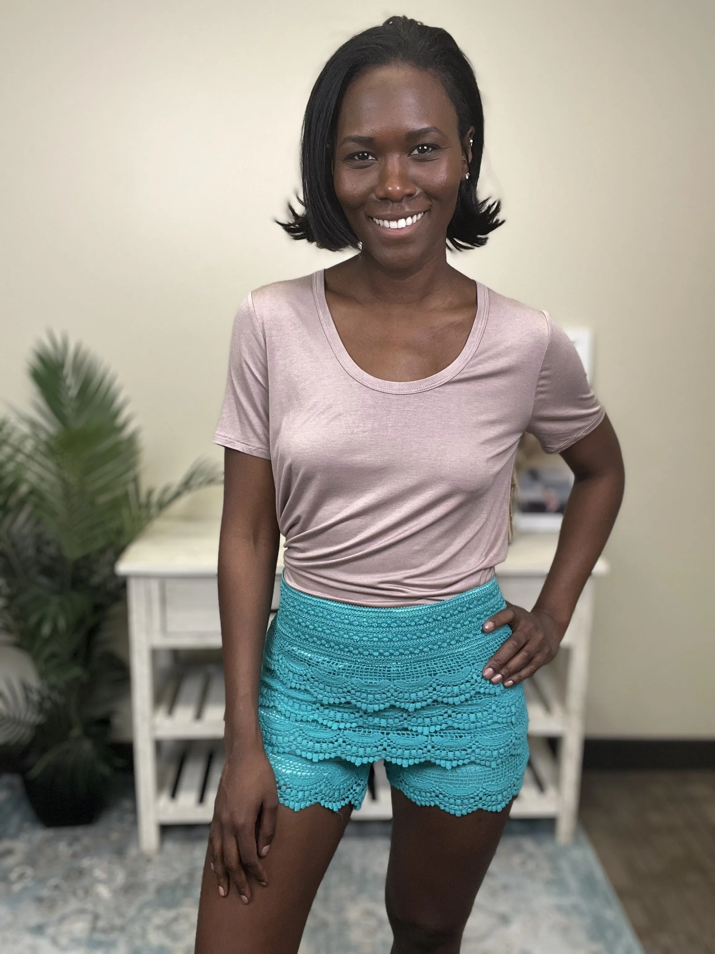 Crochet Women's Scalloped Mid Rise Shorts