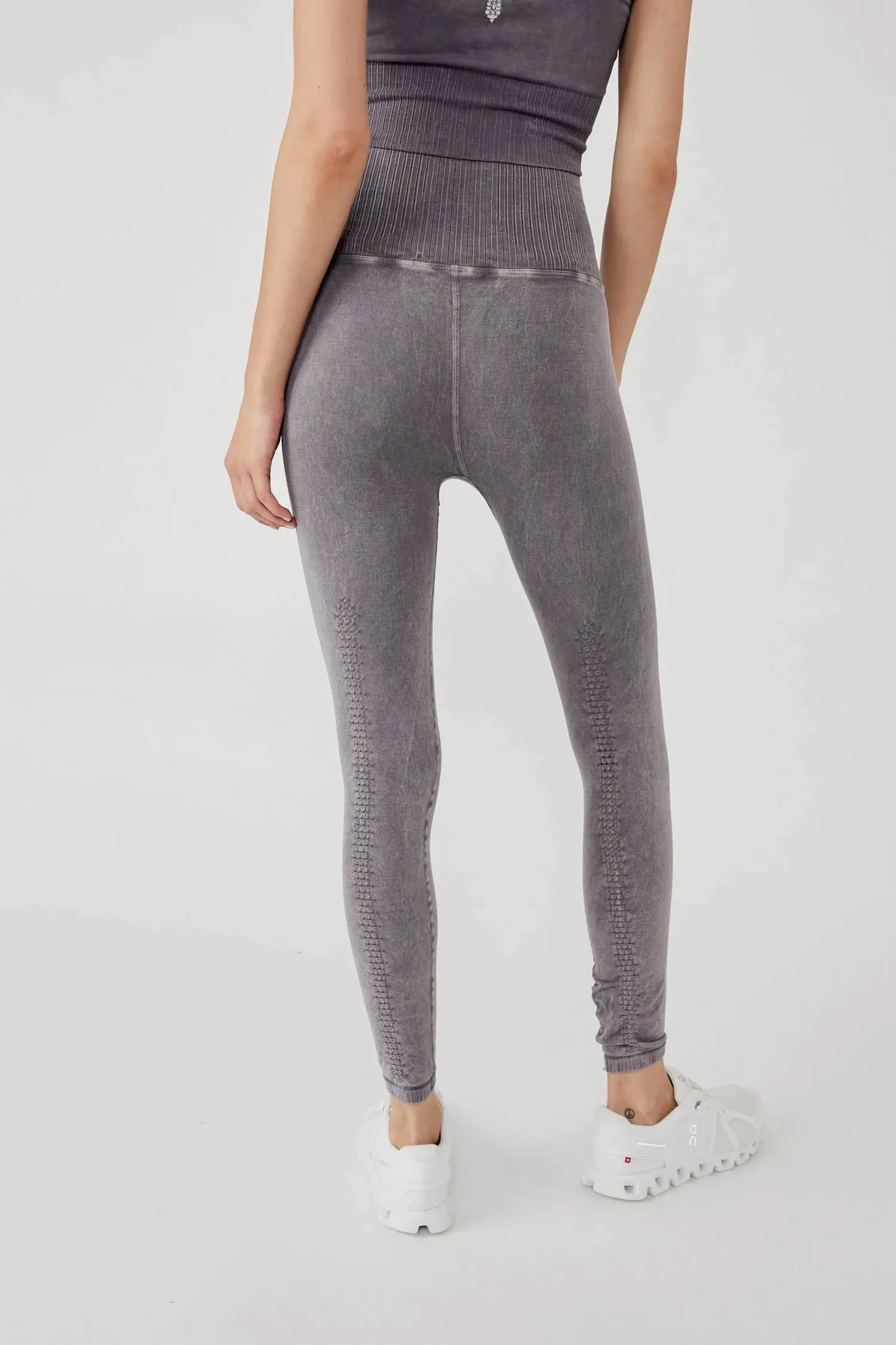 Good Karma Leggings In Faded Grape