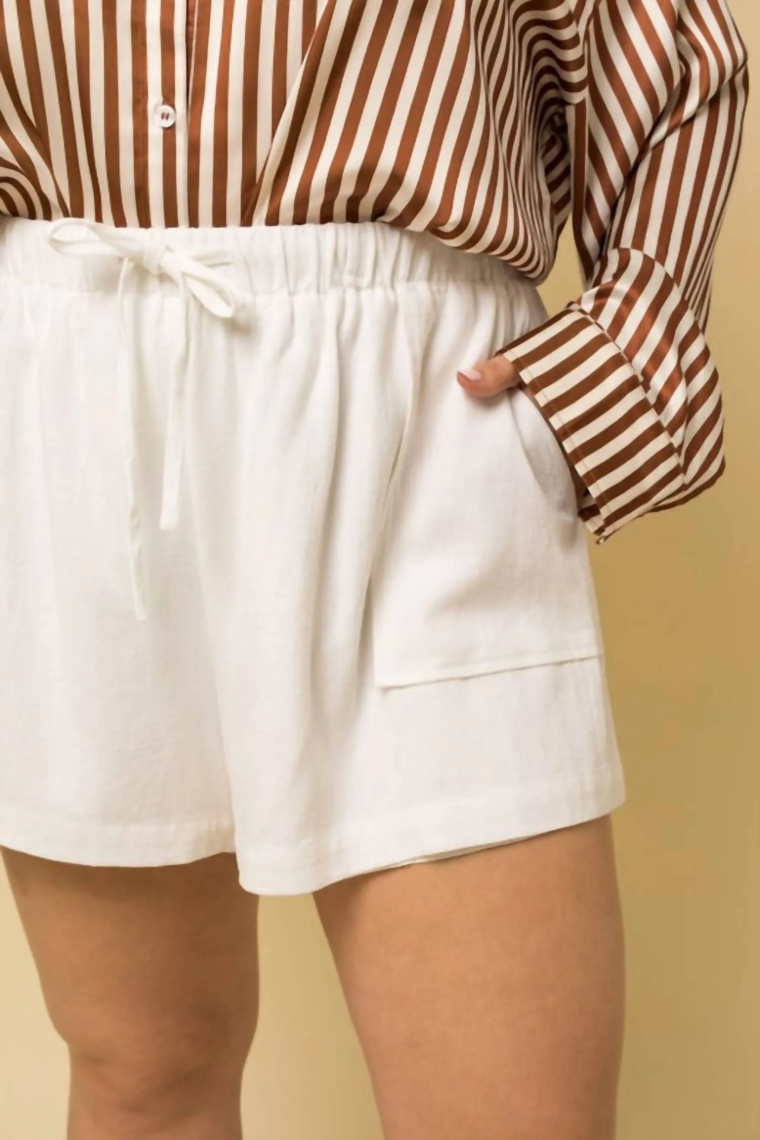 Pocket Detail Paper Bag Shorts In Off White