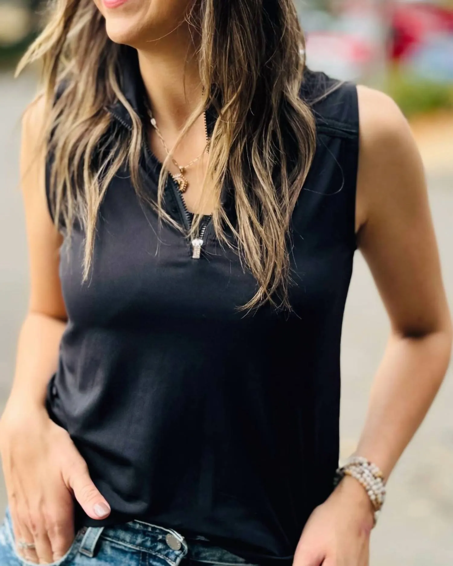 Sleeveless Mock Neck Top In Black
